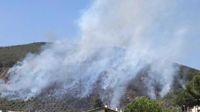 Asciano, furioso incendio sopra le case