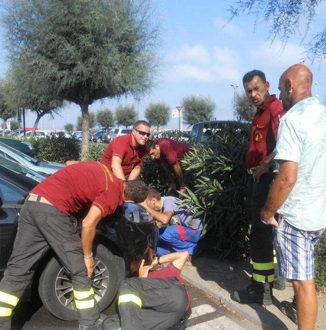 Difficile salvataggio e lieto fine per un micio nel motore di un’auto 