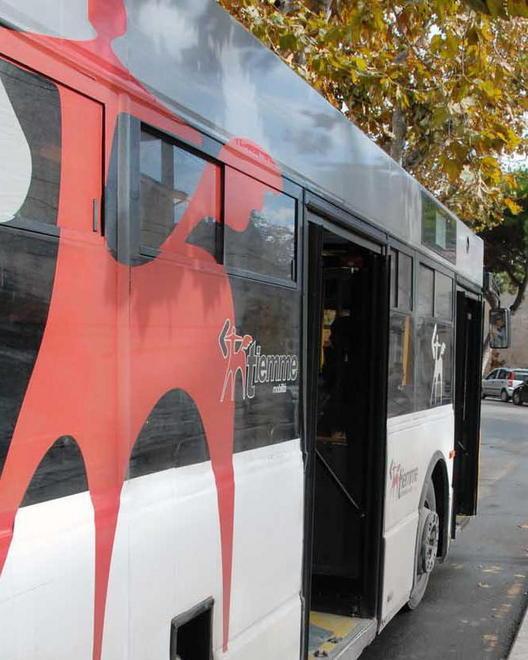 Bus: manovre impossibili per la sosta selvaggia 