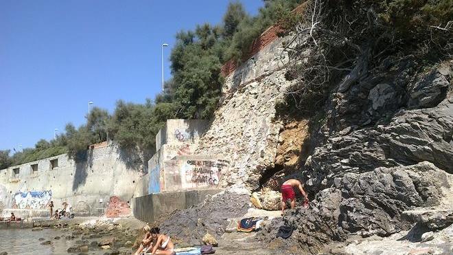 La frana “chiude” la spiaggetta
