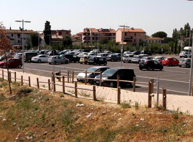 Molestie e furti a raffica nel parcheggio di Avane 