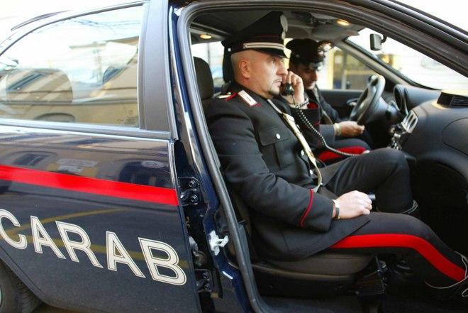 Fruga nella borsa di una ragazza: inseguito da fratello e cognato 