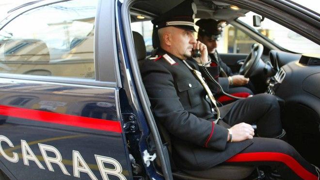 Fruga nella borsa di una ragazza: inseguito da fratello e cognato