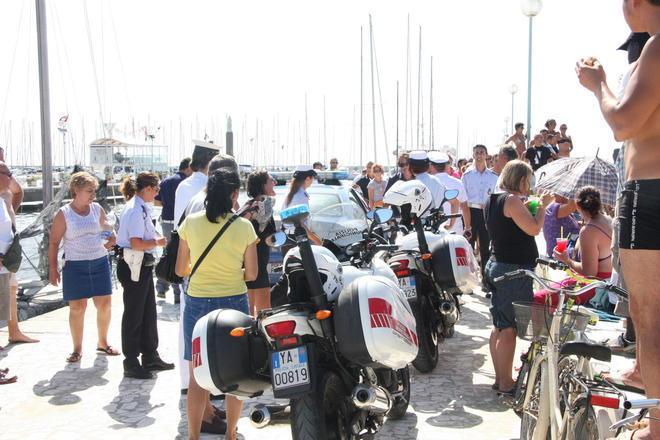 Sparano razzi di segnalazione in mezzo ai bagnanti 