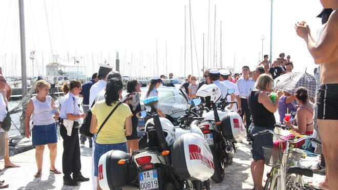 Sparano razzi di segnalazione in mezzo ai bagnanti