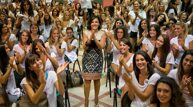 Patrizia Mirigliani dà la carica alle ragazze 