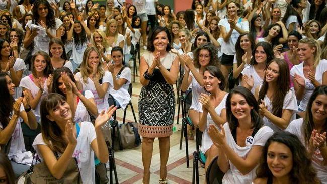 Patrizia Mirigliani dà la carica alle ragazze