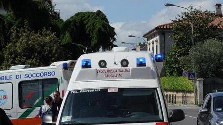 Speronano un’auto che va fuori strada e fuggono via