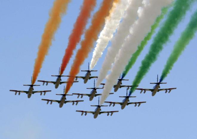 Le Frecce tricolori oggi nel cielo di Buggerru 