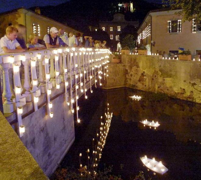 Senza fuochi e fontane la luminaria piace lo stesso 