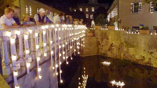 Senza fuochi e fontane la luminaria piace lo stesso