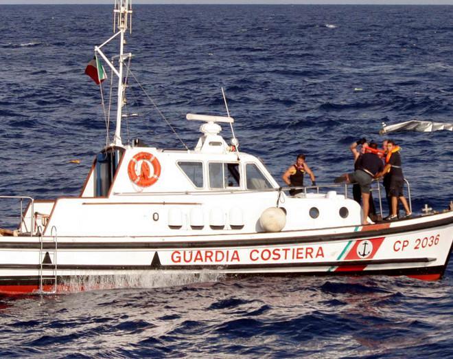 Due dispersi in mare, ricerche notturne 