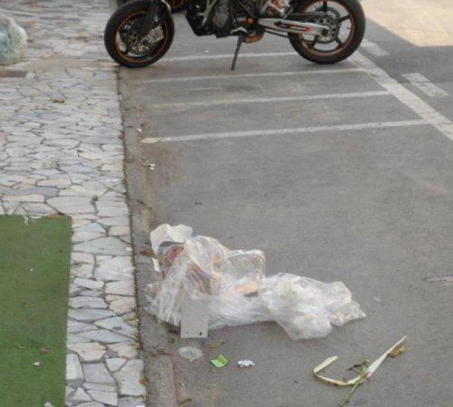 Strade sporche a Querceta dopo il mercato del sabato 