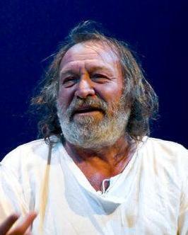 Schiamazzi sotto il palco di Monni 