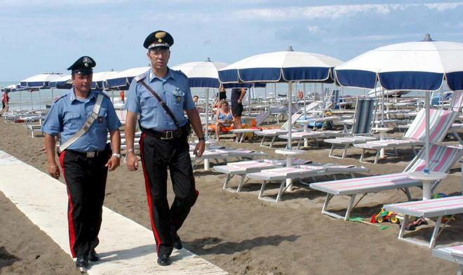 Derubati mentre fanno il bagno 