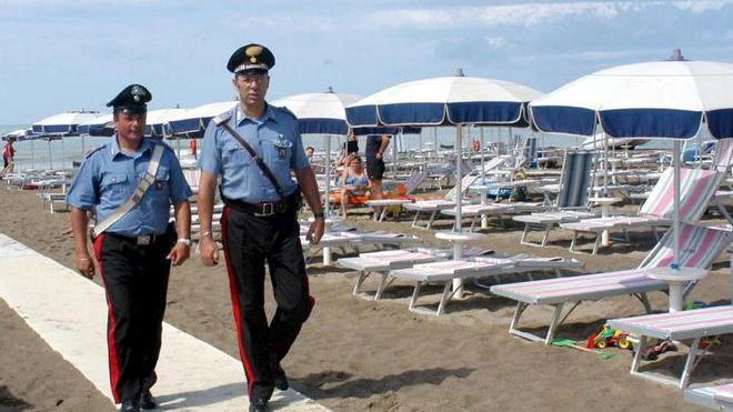 Derubati mentre fanno il bagno