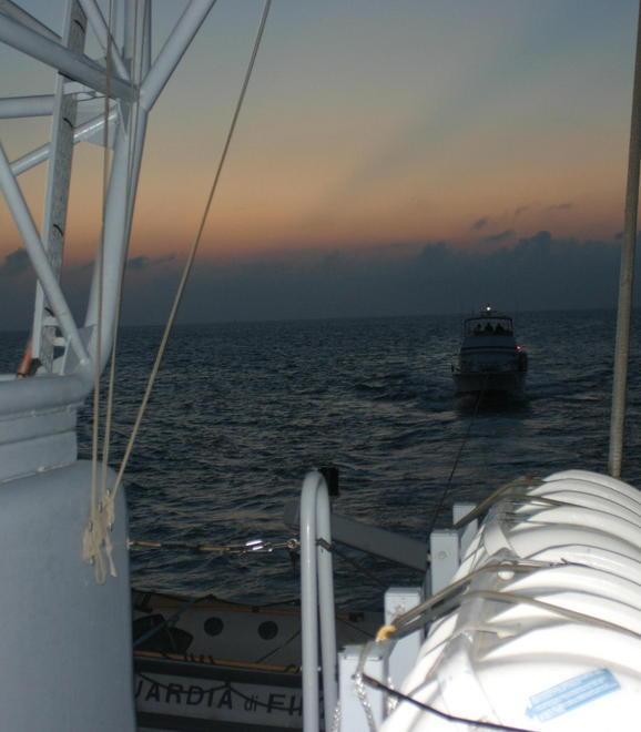 Guardiacoste soccorre una famiglia