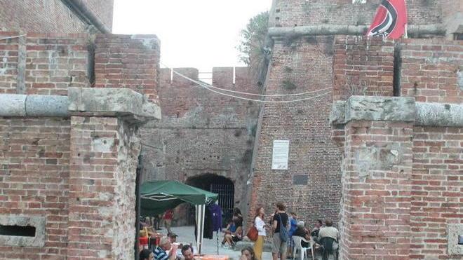 “Fortezza brucia” in campo i giovani dei centri sociali