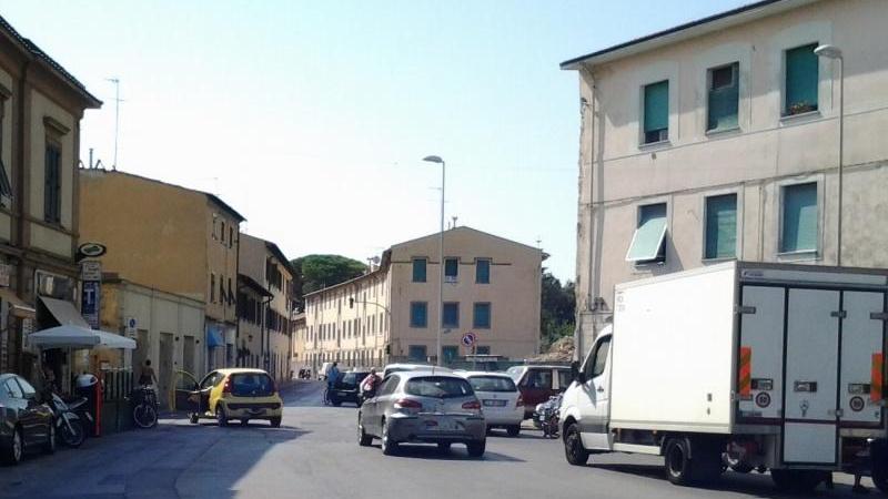 Piazza Matteotti, tra le auto in doppia fila l’autobus non ci passa