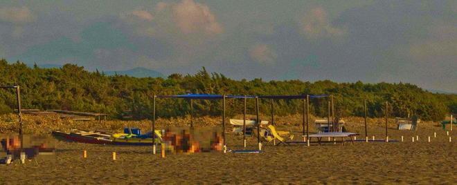 Altre tettoie abusive sulla spiaggia di Marina di Castagneto 