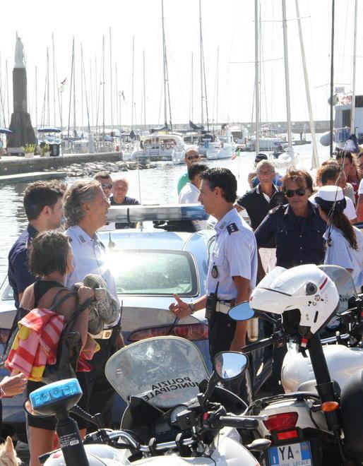Sparano razzi di segnalamento in spiaggia 