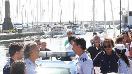 Sparano razzi di segnalamento in spiaggia