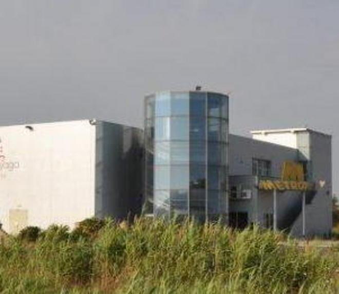 Un poker di affari sotto i riflettori: fra capannoni e l’industria del divertimento