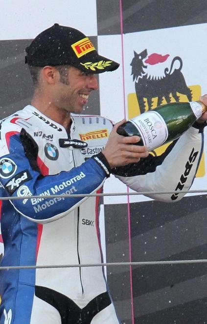 Biaggi in terra, Melandri in testa 