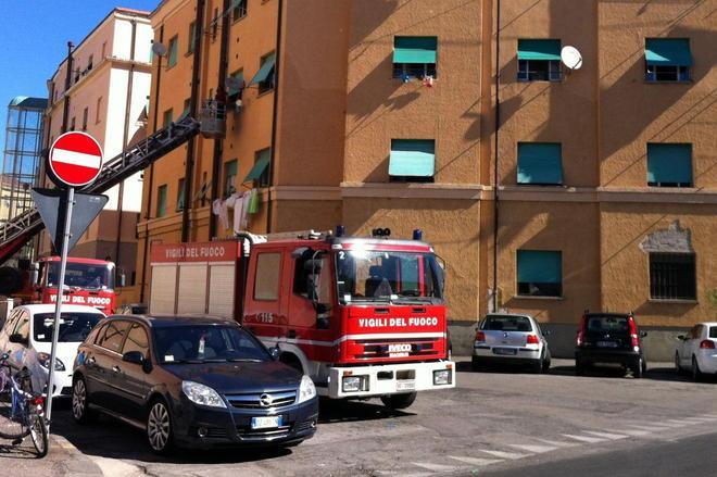 Trave e cornicione crollano in strada, passanti sfiorati 