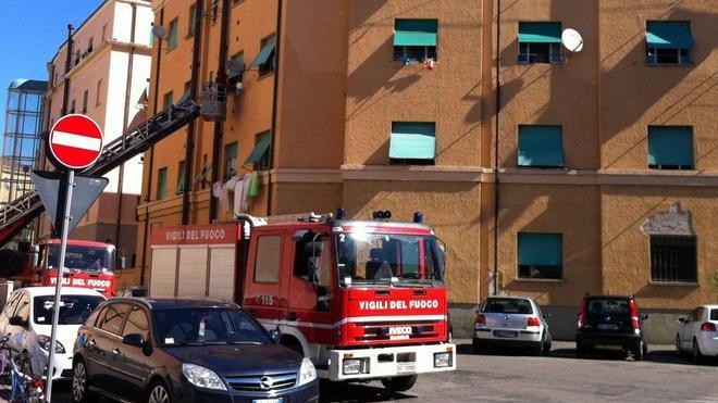 Trave e cornicione crollano in strada, passanti sfiorati
