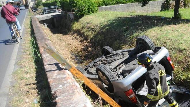 Sbanda con l’auto e finisce in un canale