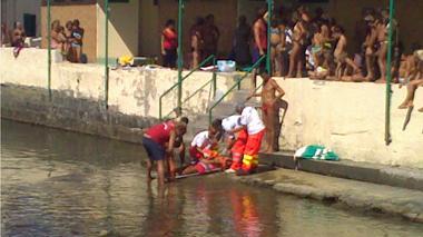 Scivola sulle alghe ai bagni Pancaldi, soccorso