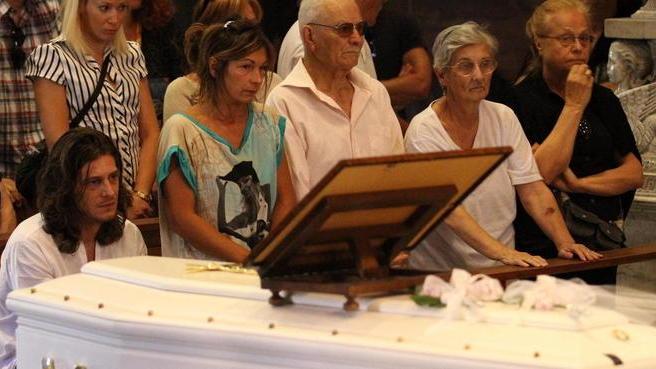L’estremo saluto a Martina, in tanti al fianco dei genitori