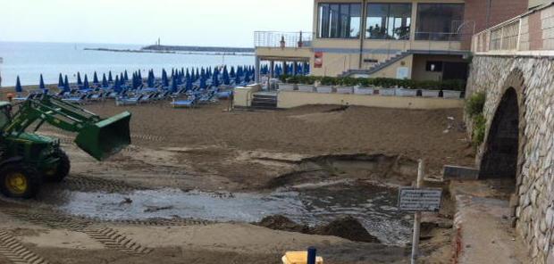 Acqua putrida in spiaggia dal fosso del Renaione 