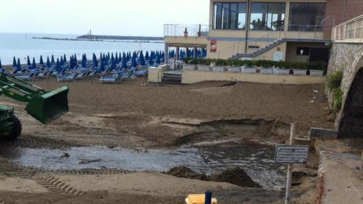 Acqua putrida in spiaggia dal fosso del Renaione