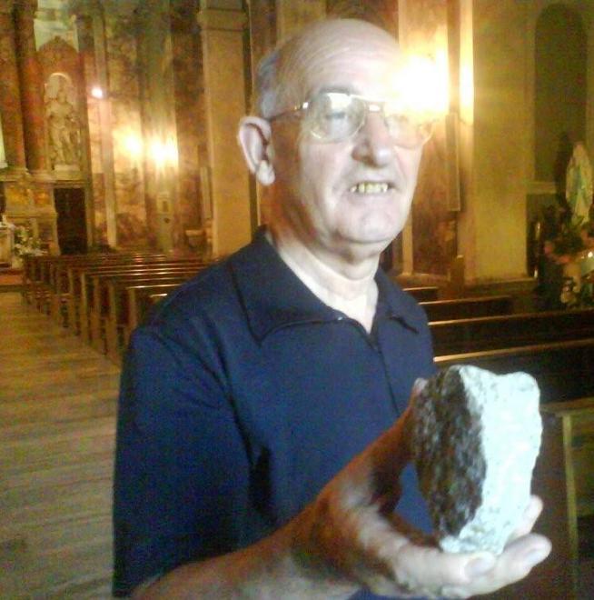 Il parroco con le pietre cadute a terra