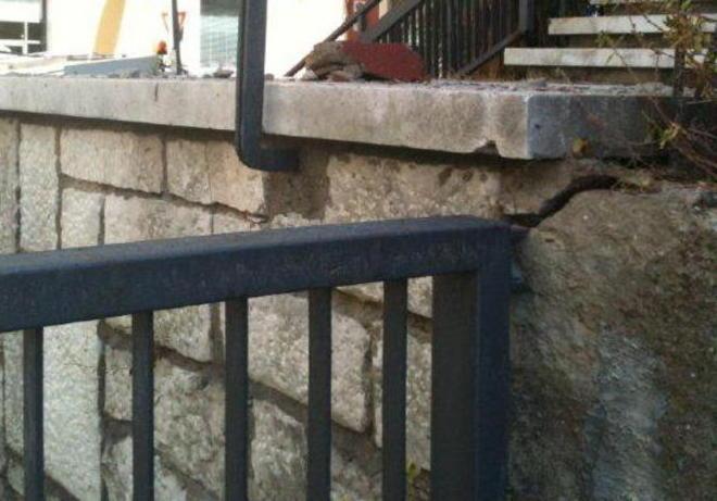 Il palazzo comunale perde... i pezzi