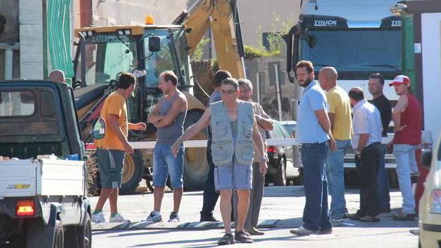 Commercianti e facchini fermano le ruspe al mercato