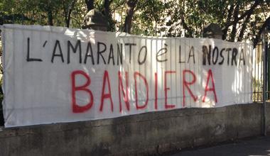 Striscioni e bandiere amaranto in città:  "Tutti allo stadio, Spinelli vattene" . Multe per gli autori 