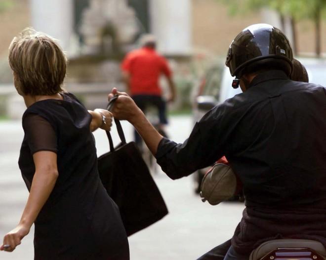 Arrestati due minorenni dopo uno scippo in centro 