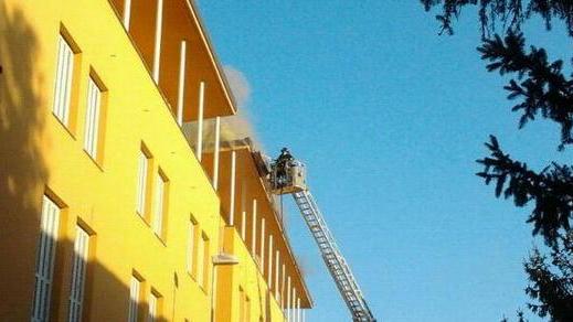 60 evacuati a causa di un rogo: oggi si decide sull’agibilità dell’edificio
