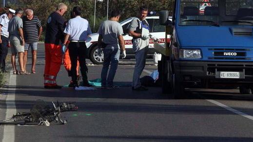 Auto investe una bici a Fucecchio: muore un’anziana