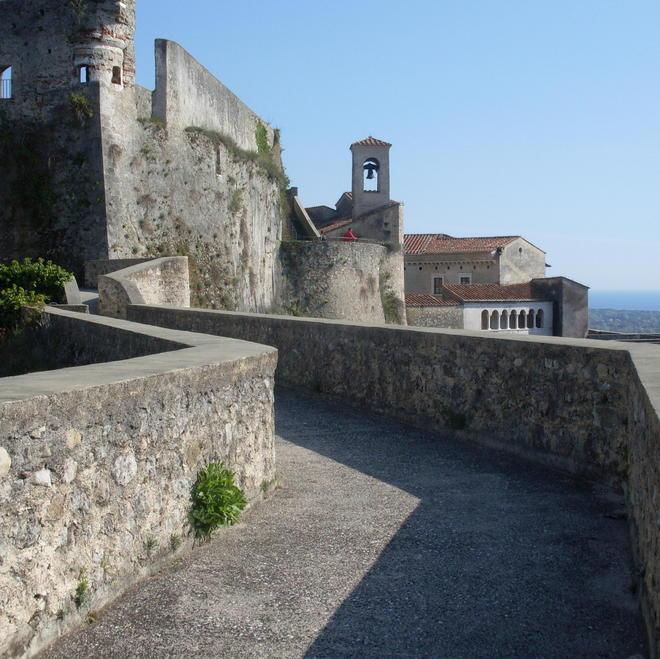 Turisti prigionieri nel castello Malaspina Famiglia tedesca sfora l’orario di chiusura e resta bloccata per ore 