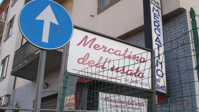 In coda davanti ai mercatini dell’usato