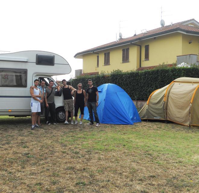 Questa estate niente vacanze e campeggiano in giardino