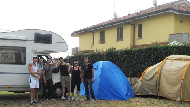Questa estate niente vacanze e campeggiano in giardino
