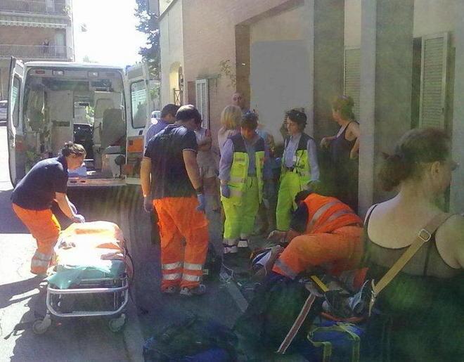 Paura per nonno e nipotino caduti con la bicicletta