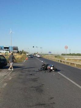In moto contro un’auto, è grave 