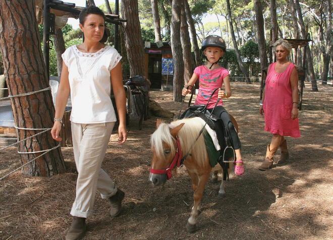 Nella pineta s’insegna equitazione ai bambini con i pony
