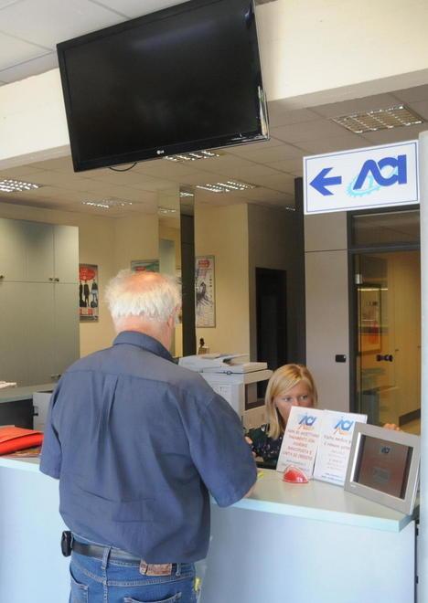 In coda all’Aci per i bolli non pagati 
